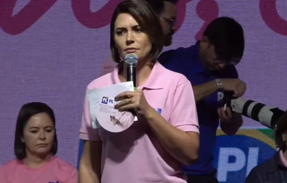 Michelle defende "submissão saudável" da mulher ao marido em evento do PL Mulher