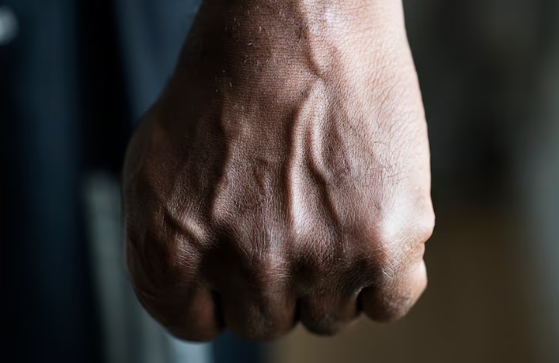 No Dia dos Pais, filho dá sequência de murros em idoso e é preso no Amazonas