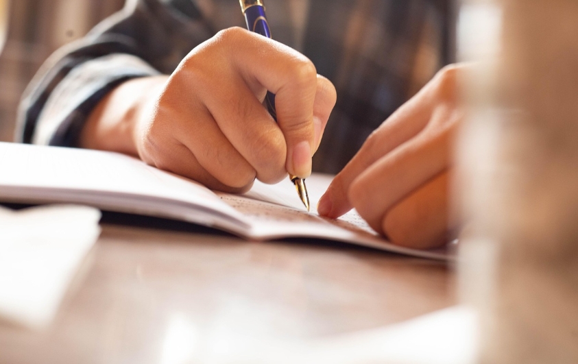 Universidade é condenada a indenizar estudante por não usar nome social no Amazonas