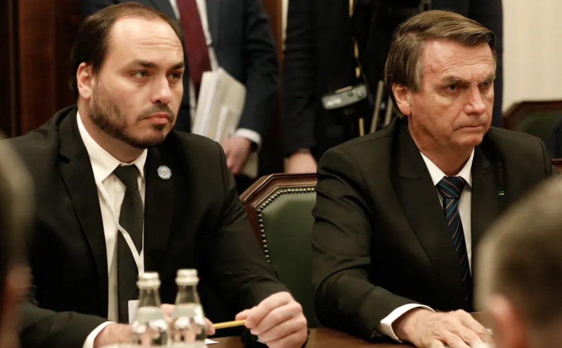 Bolsonaro teve médico chamado após soluços piorarem, afirma Carlos