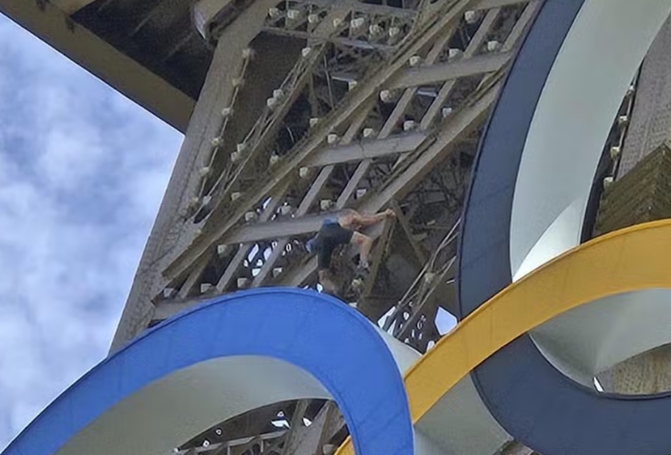 Homem escala Torre Eiffel antes da cerimônia de encerramento das Olimpíadas