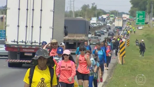 Ciclista morre atropelado na Dutra em romaria para Aparecida