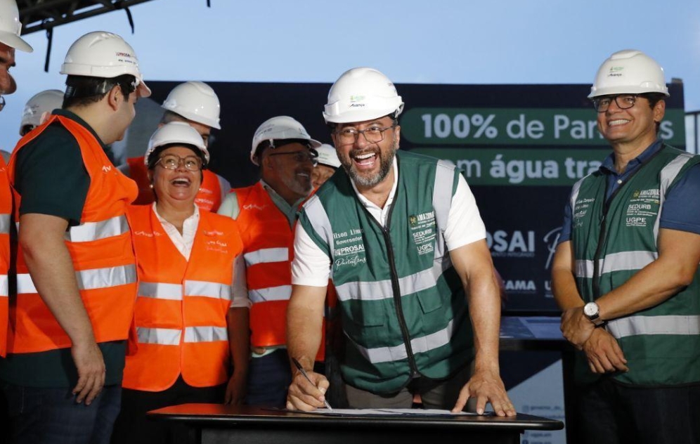 Wilson Lima assina ordem de serviço para esgoto e ampliação do abastecimento de água em Parintins