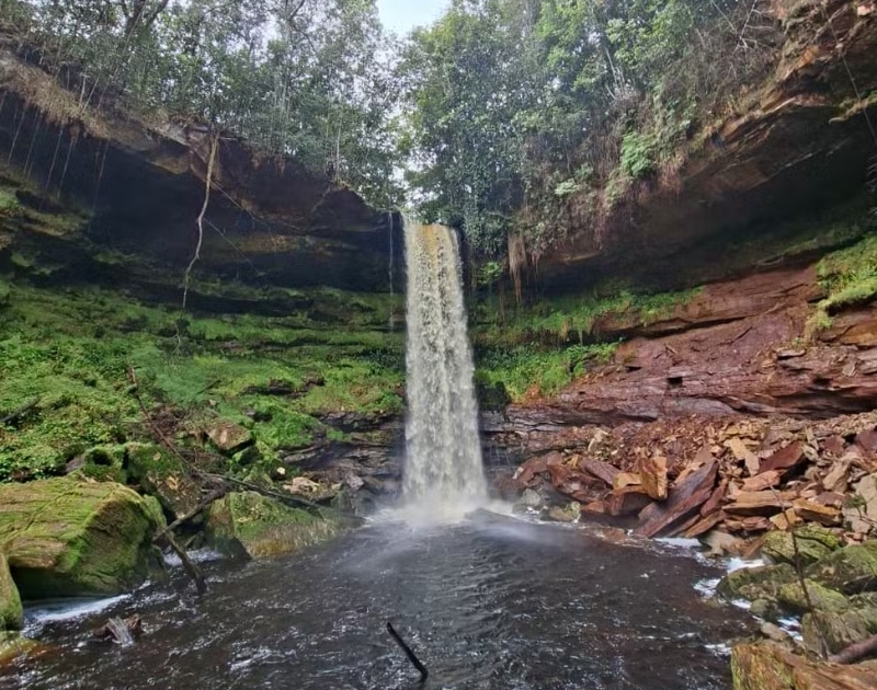Guias descobrem nova cachoeira com queda de 35 metros em Presidente Figueiredo