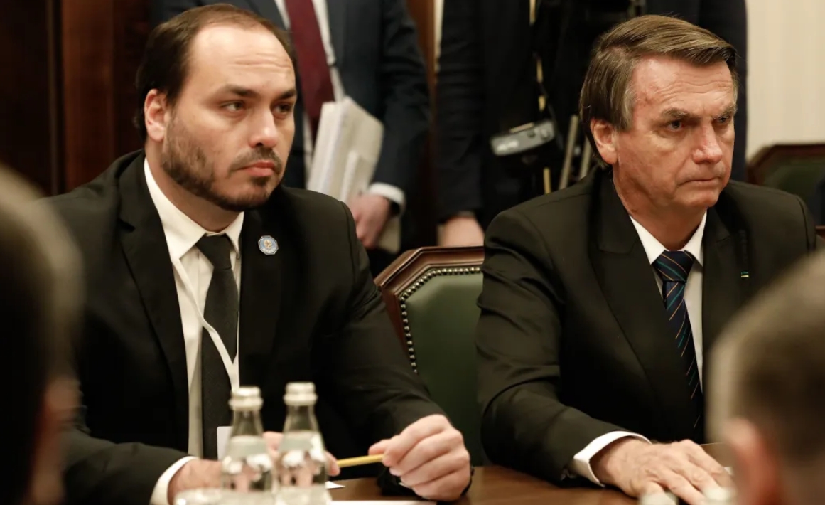 Carlos Bolsonaro critica STF e diz que pai é vítima de "estupros constitucionais"