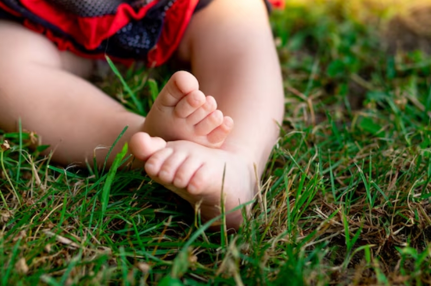 Motociclista sofre acidente e arremessa filho de 2 anos para tentar salvá-lo