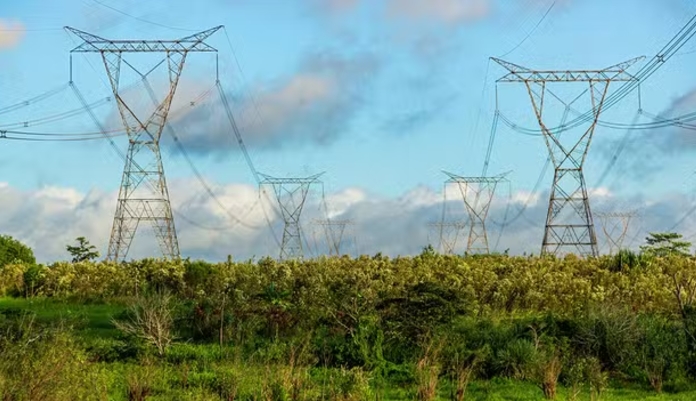 Conta de luz deve ficar mais barata em 2025; entenda