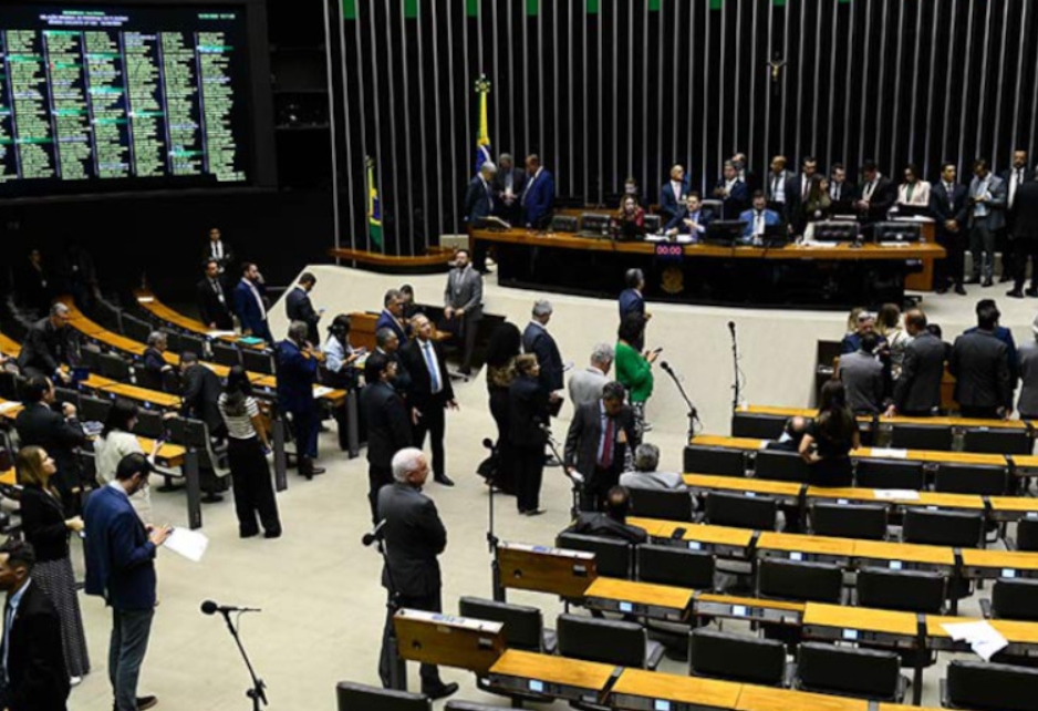 Aliados resgatam proposta de criar cargo de 'senador vitalício' para Bolsonaro