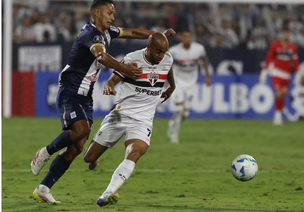 Médico de Lucas Moura prevê três meses de tratamento para retorno ao São Paulo