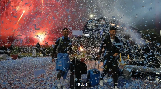 Campeões da Copa América, jogadores argentinos são recebidos com festa em Buenos Aires