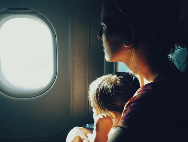 Mãe receberá R$ 5 mil após ser impedida de embarcar com filha adotiva em Manaus