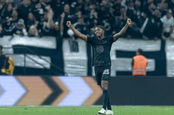 Corinthians multa zagueiro Cacá por xingamento a jornalistas