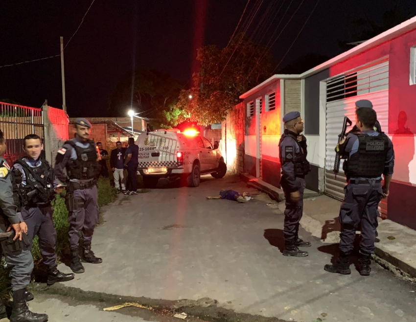 Homem é surpreendido por criminosos e morto com pelo menos 10 tiros no Val Paraíso