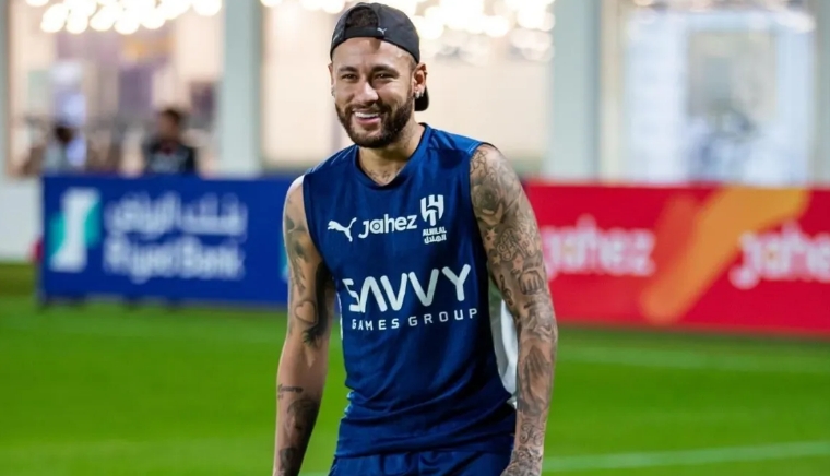Al-Hilal vai relacionar Neymar para próximo jogo um ano após lesão