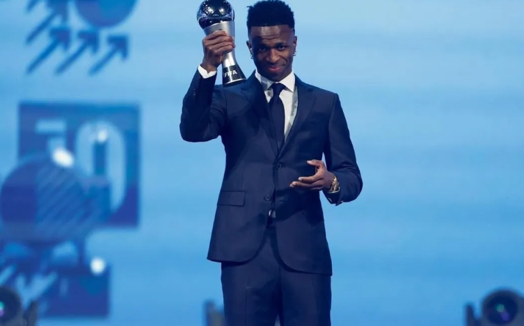 Vinicius Júnior é alvo de racismo após conquistar prêmio The Best; veja