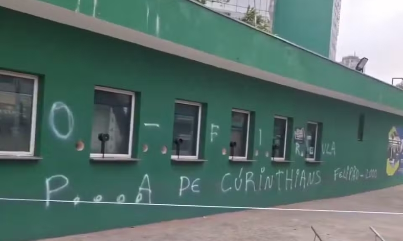 Muros da sede do Palmeiras são pichados após derrota para o Corinthians