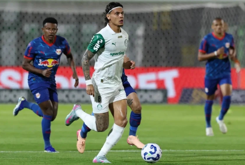 Palmeiras bate Bragantino de virada e amplia vantagem na liderança do Brasileirão