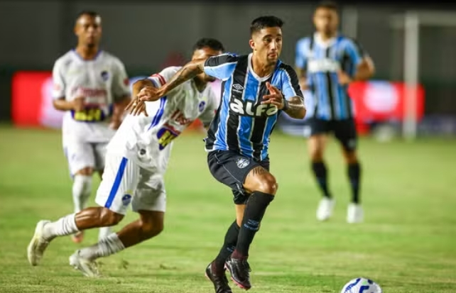 Volpi pega pênalti, converte cobrança e Grêmio avança na Copa do Brasil