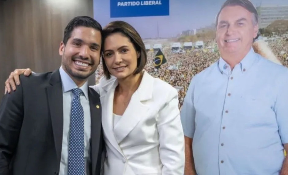 PL usará "Bolsonaro de papelão" para substituir ex-presidente nas eleições de 2026