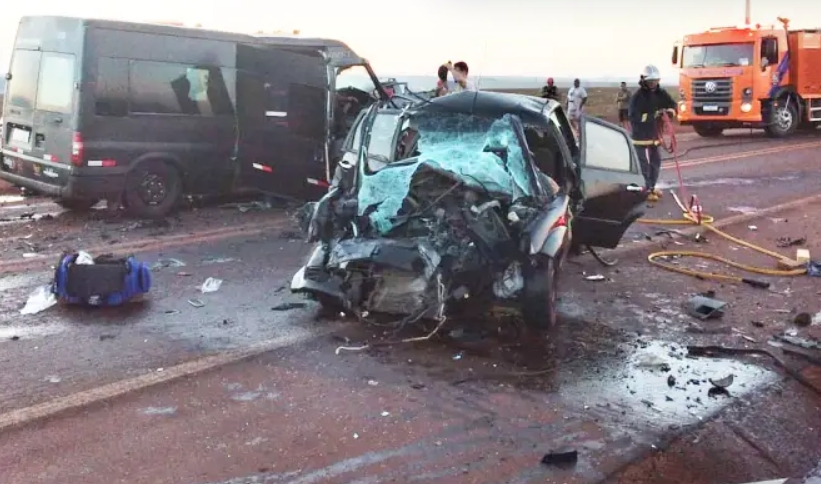 Motorista morre e três pessoas ficam feridas após acidente com van de dupla sertaneja