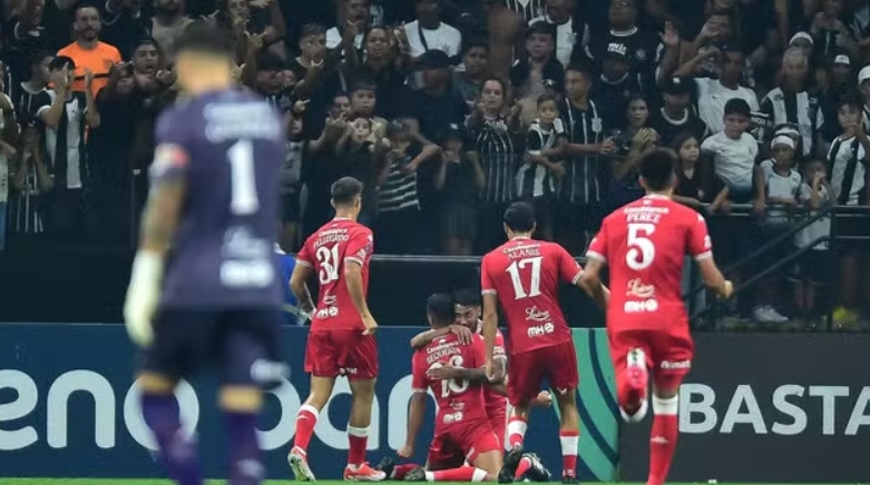 Corinthians é derrotado em casa para o Huracán na estreia da Copa Sul-Americana
