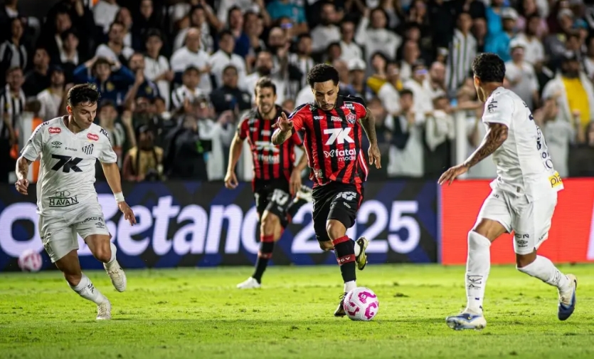 Com pênalti polêmico, Santos perde do Vitória e fica colado no Z4 do Brasileiro