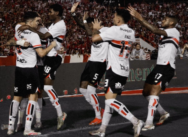 Base aparece de novo, São Paulo vence Náutico e vai às oitavas da Copa do Brasil
