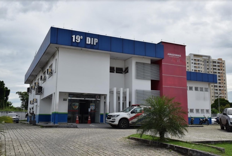 Homem fica nervoso ao ver viatura da PM e acaba preso com drogas em Manaus