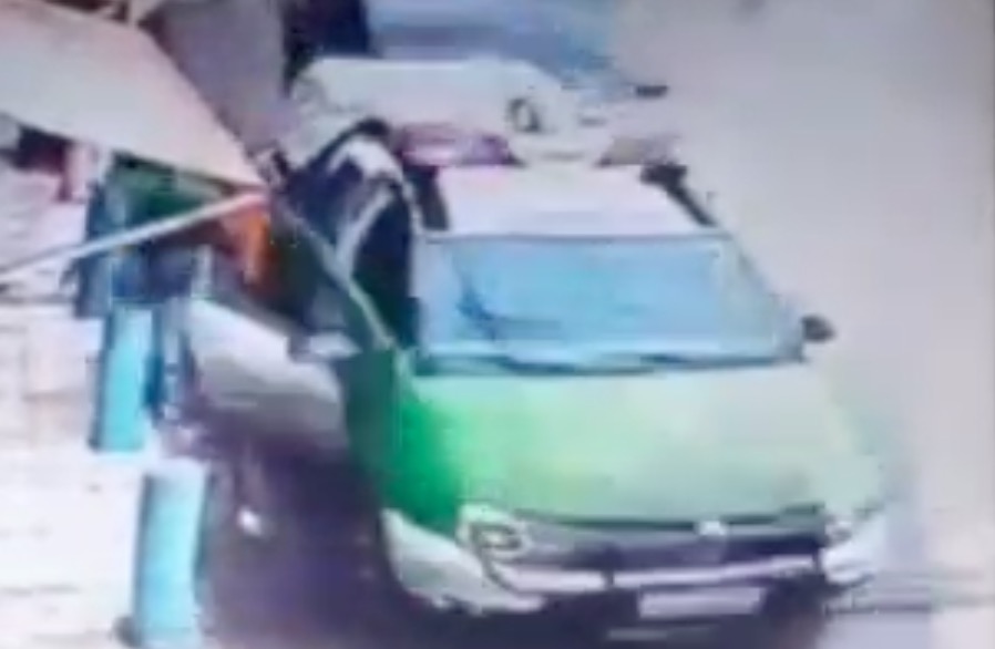 Vídeo: PM escapa da morte após viatura ser atingida por carro em Manaus