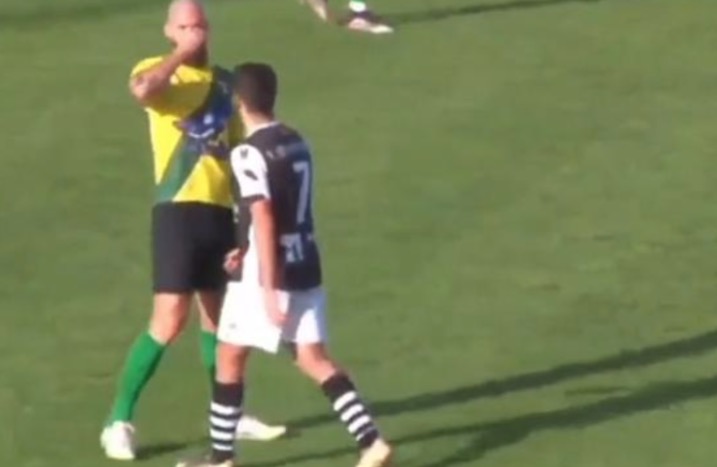 Vídeo: Jogador é expulso após assoar o nariz em rival 