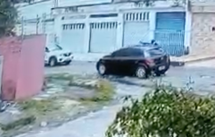 Criminosos encurralam casal durante roubo de carro em Manaus; Veja vídeo 