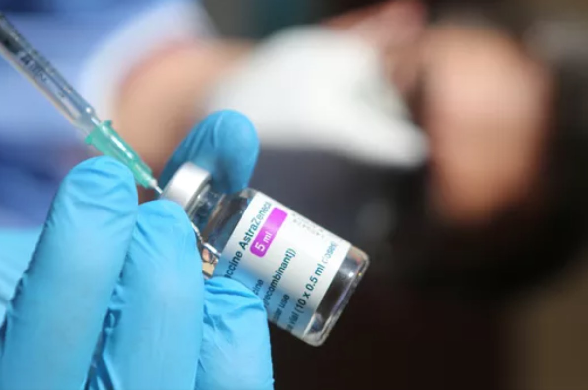 Vacina da AstraZeneca não tem relação com trombose, diz cientista de Oxford