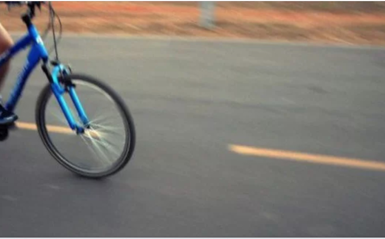 Mulher morre após ter bicicleta atingida por motocicleta em Manaus 