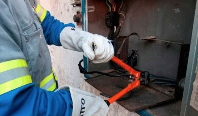 Concessionárias podem ser multadas por cortar água e luz no Amazonas 