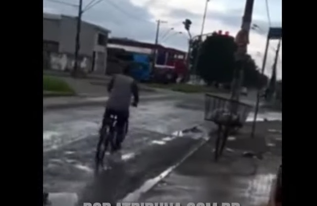 Mulher dá surra em amante do marido após flagra e garanhão foge de bike