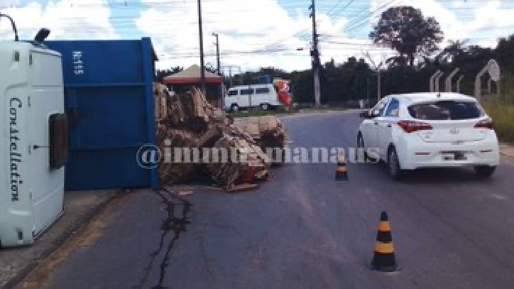 Carreta carregada com papelão tomba em avenida de Manaus 