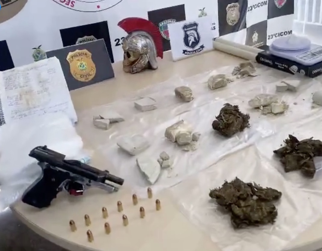 Pai de Santo é preso com drogas e caderno de feitiços contra PMs em Manaus 