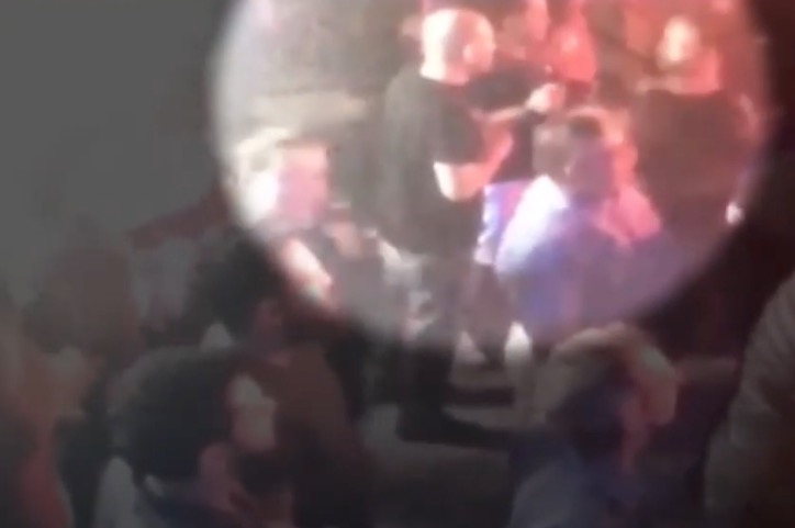 Delegado mata um e fere três ao disparar em casa noturna