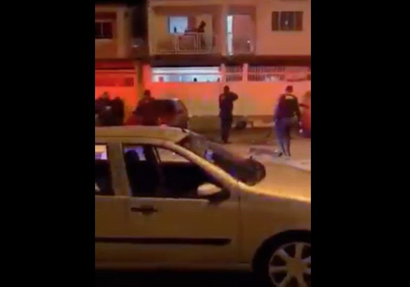 Vídeo: PMs levam pedradas e cadeirada ao tentar encerrar festa clandestina