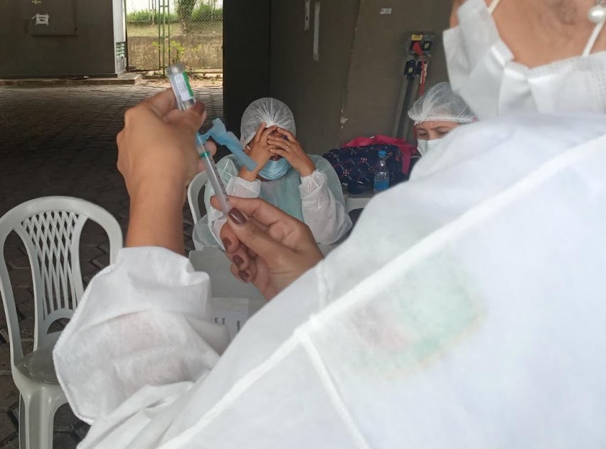 Justiça determina vacinação de peritos da linha de frente da pandemia no AM