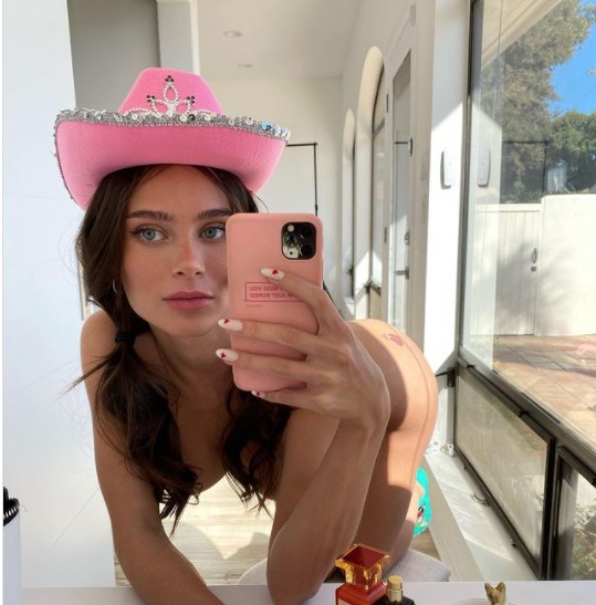 Ex-atriz pornô Lana Rhodes revela traumas psicológicos que sofreu em filmes