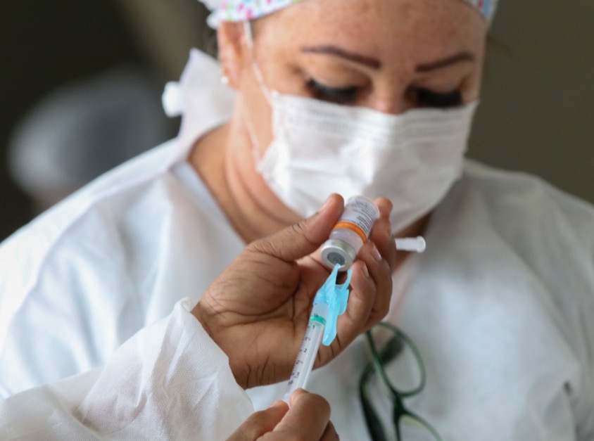 Profissionais da saúde reforçam vacinação contra Covid-19 em Manaus 