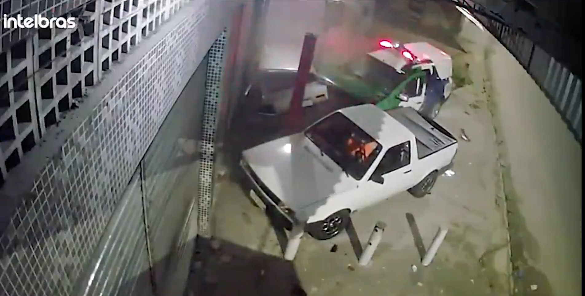 Vídeo: Em perseguição, viatura perde controle e causa acidente em Manaus