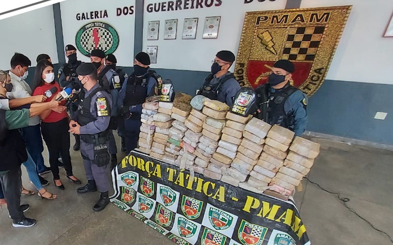 Polícia prende dupla com 100 quilos de drogas após troca de tiros em Manaus