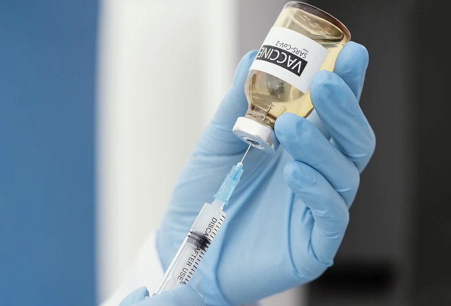 Jovem recebe seis doses da vacina Pfizer por engano 