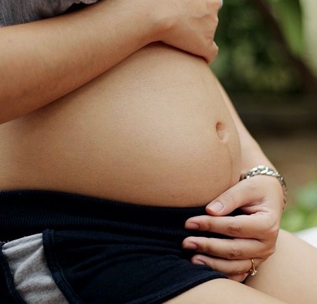 MP investiga caso de adolescente de 13 anos grávida de trigêmeos 