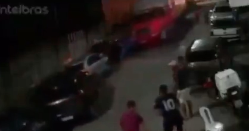 Vídeo mostra momento em que caminhão desgovernado leva carros em Manaus 