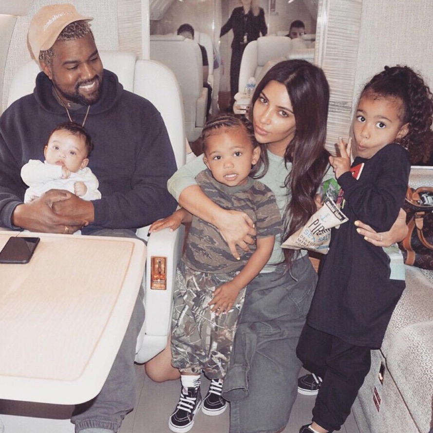 Kim Kardashian se declara para Kanye West em aniversário