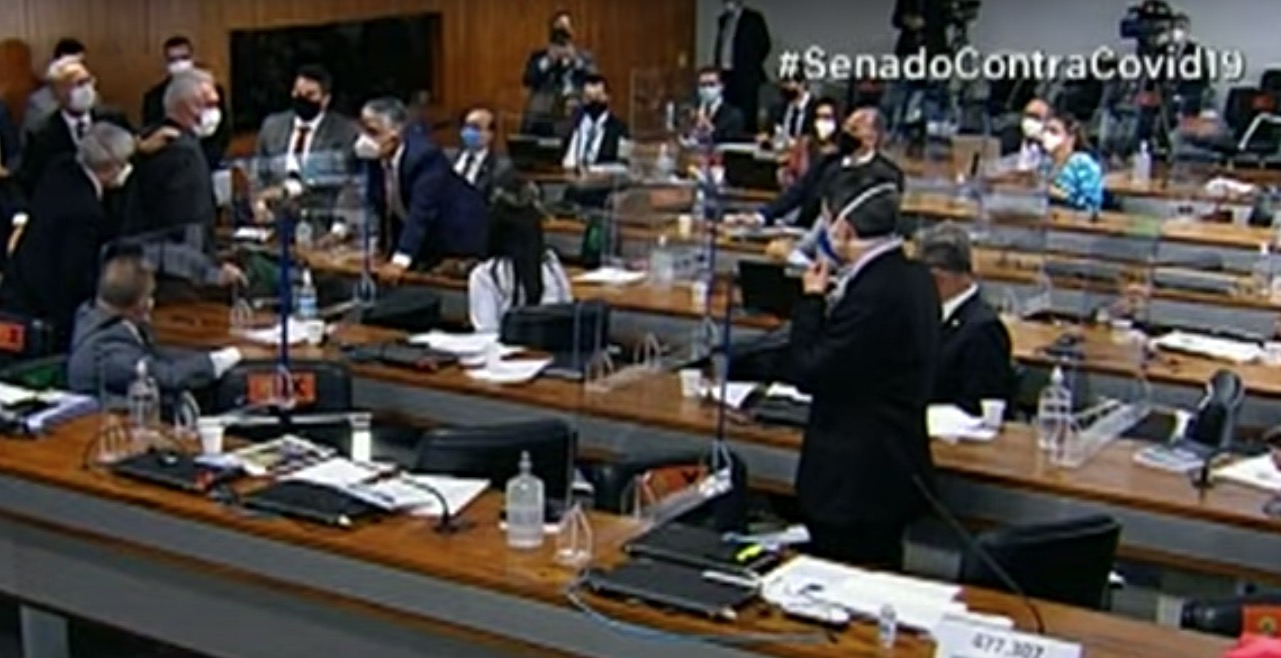 Senadores batem boca durante votação na CPI: 'covarde'