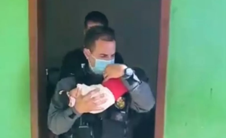 Mãe deixa bebê de 2 meses ‘penhorado’ em boca de fumo e perde a guarda